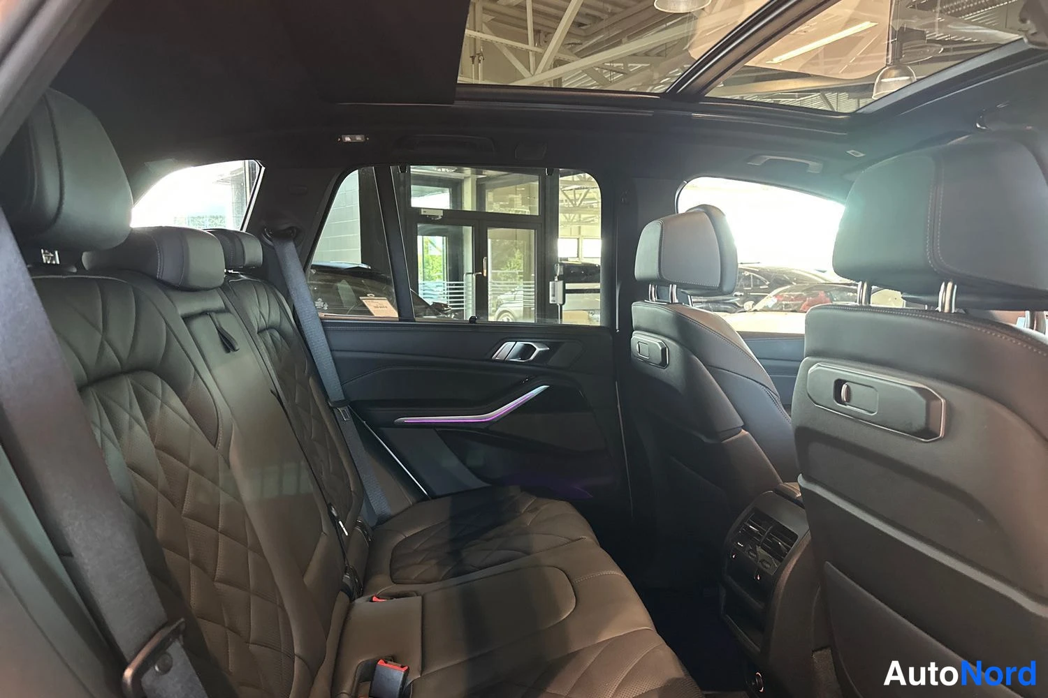 Valkoinen BMW X5 2025, takaistuimet, kuva 11