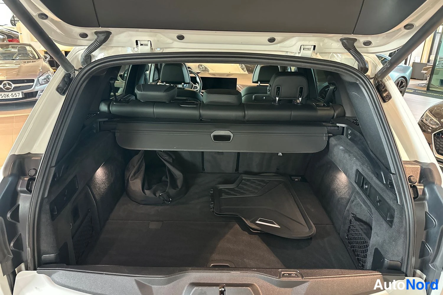 Valkoinen BMW X5 2025, tavaratila, kuva 12