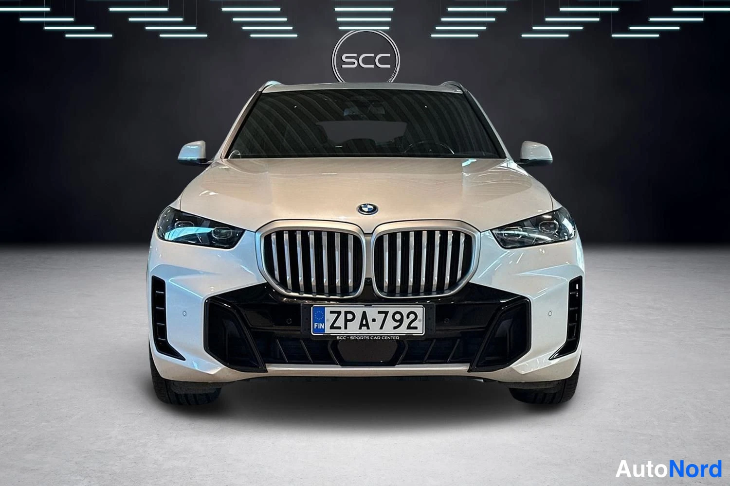 Valkoinen BMW X5 2025, edestä, kuva 3
