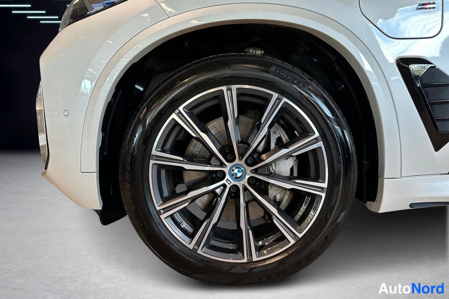 Valkoinen BMW X5 2025, yksityiskohta, kuva 13