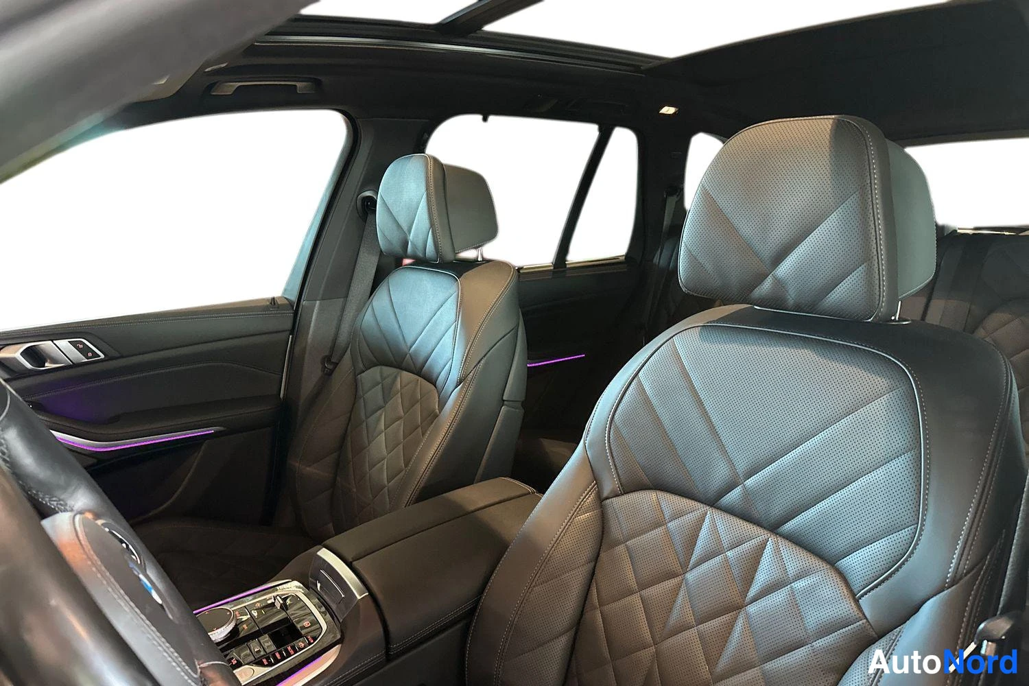 Valkoinen BMW X5 2025, etuistuimet, kuva 10