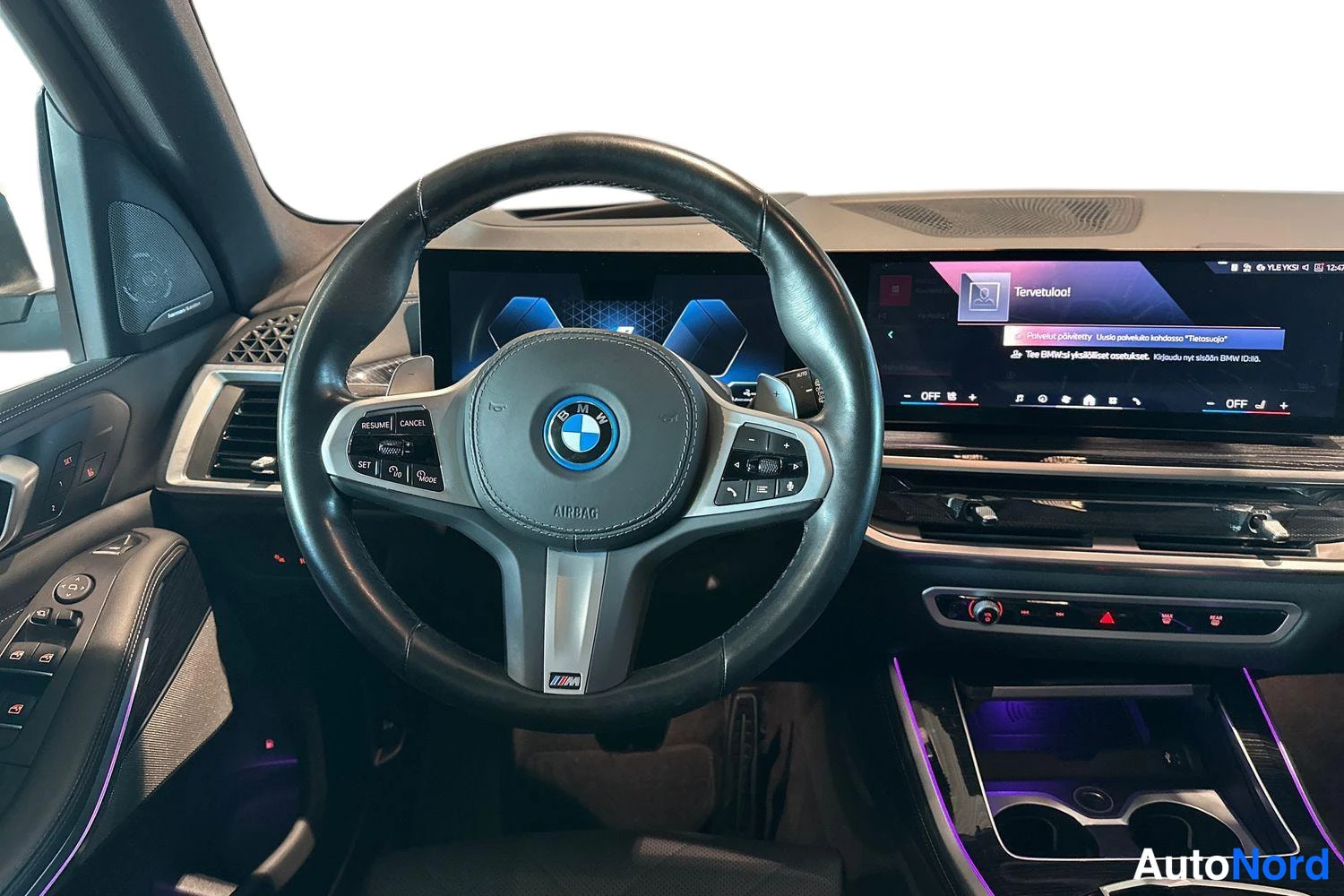 Valkoinen BMW X5 2025, ohjaamo, kuva 7