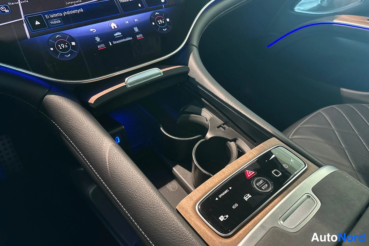 Musta Mercedes-Benz EQS 2024, yksityiskohta, kuva 15