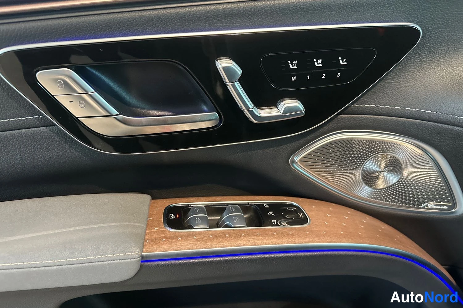 Musta Mercedes-Benz EQS 2024, yksityiskohta, kuva 17