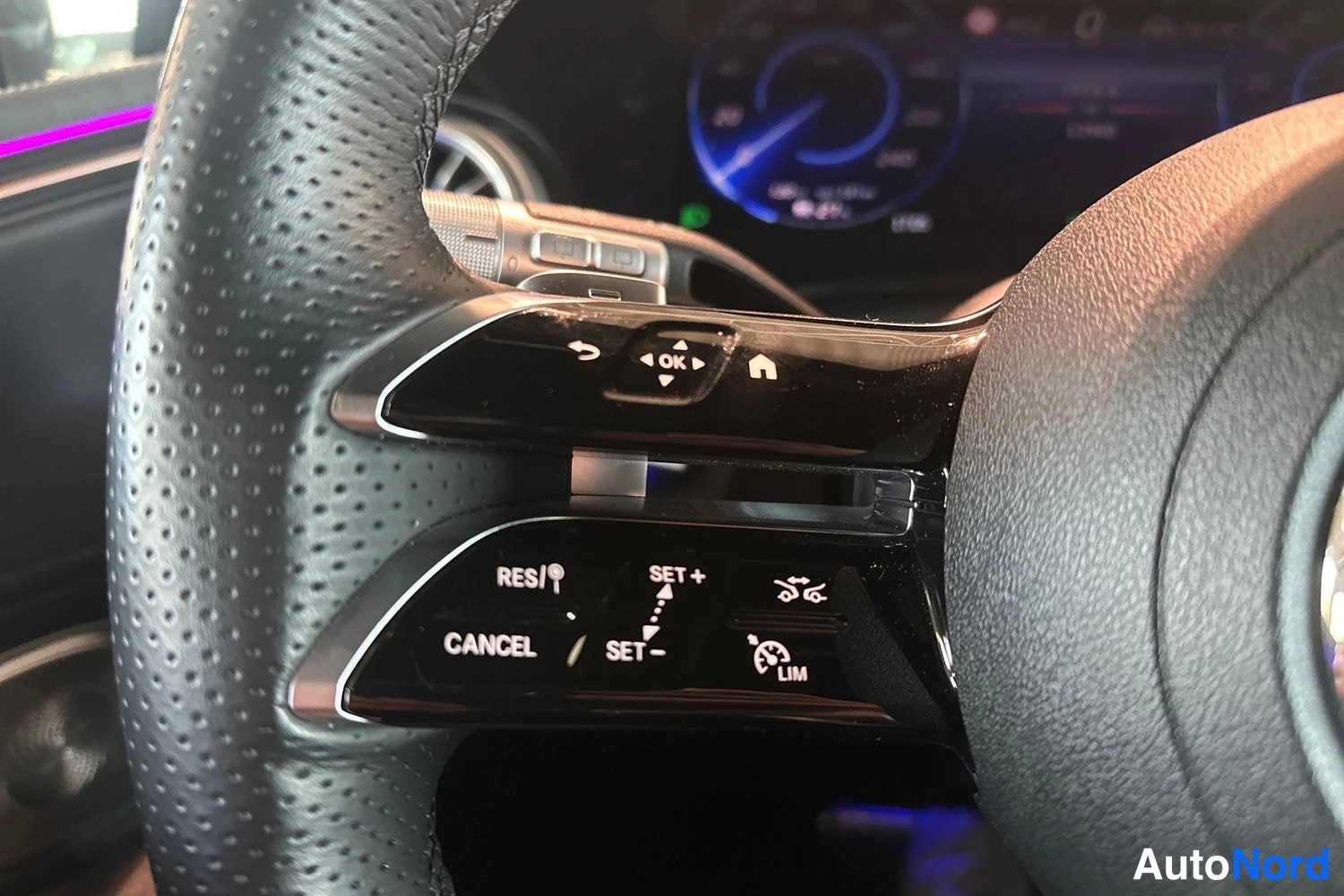 Musta Mercedes-Benz EQS 2024, yksityiskohta, kuva 22