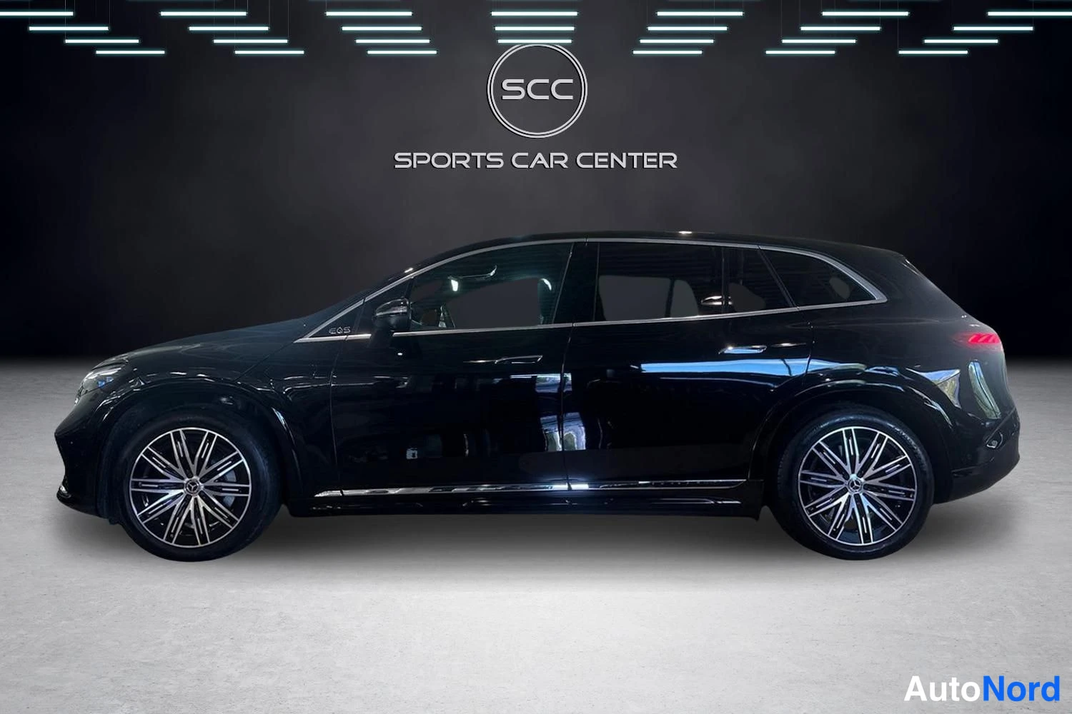 Musta Mercedes-Benz EQS 2024, sivulta, kuva 3
