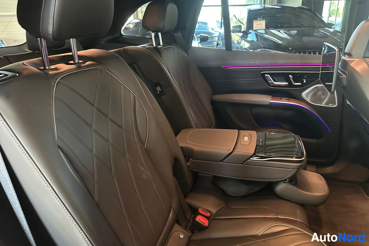 Musta Mercedes-Benz EQS 2024, takaistuimet, kuva 11