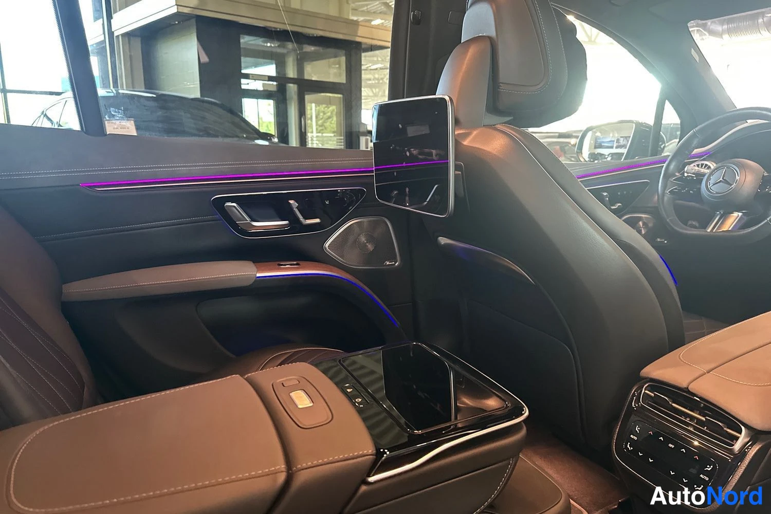 Musta Mercedes-Benz EQS 2024, ohjaamo, kuva 9
