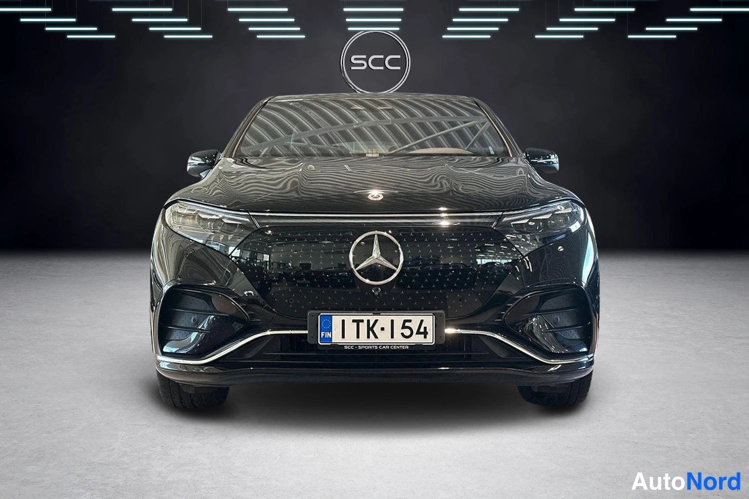 Musta Mercedes-Benz EQS 2024, edestä, kuva 2