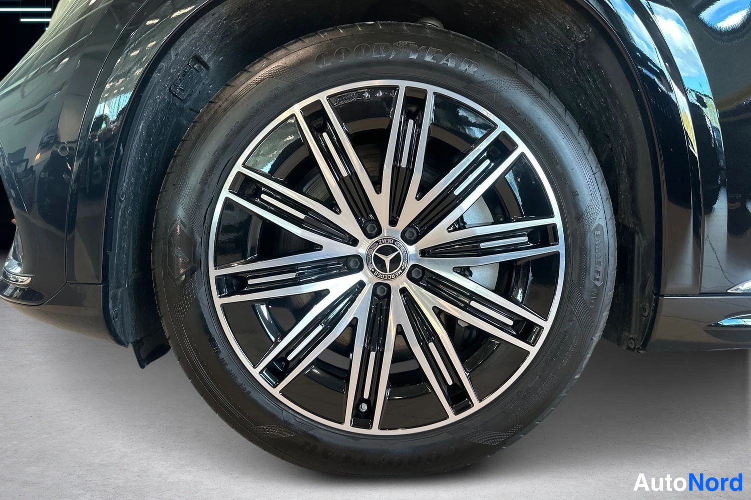 Musta Mercedes-Benz EQS 2024, yksityiskohta, kuva 14