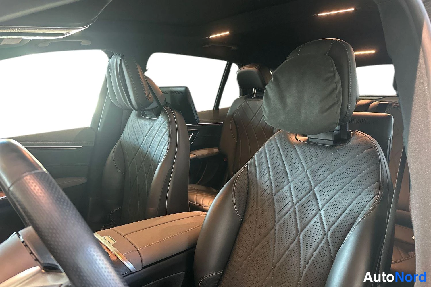 Musta Mercedes-Benz EQS 2024, etuistuimet, kuva 10