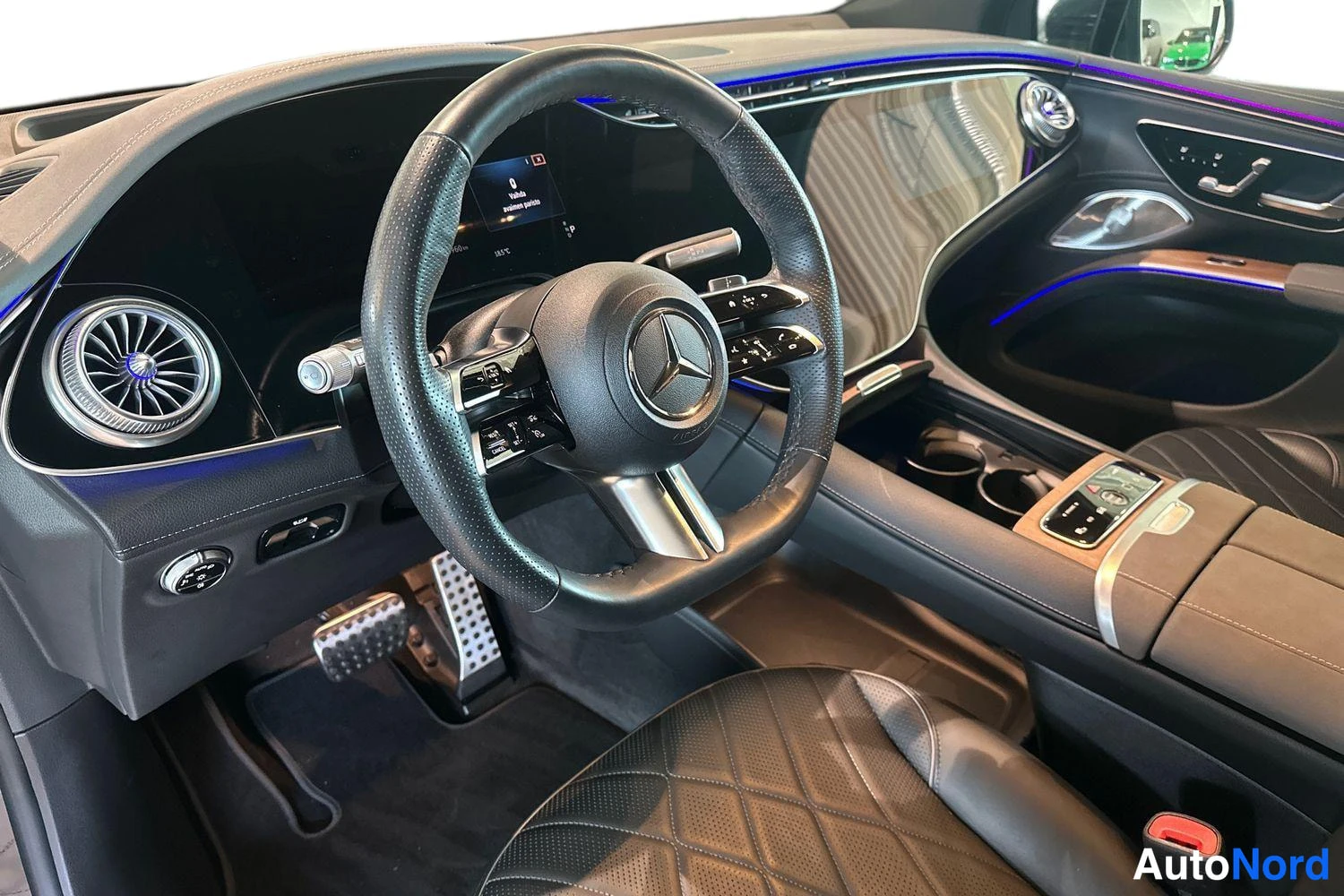 Musta Mercedes-Benz EQS 2024, ohjaamo, kuva 6