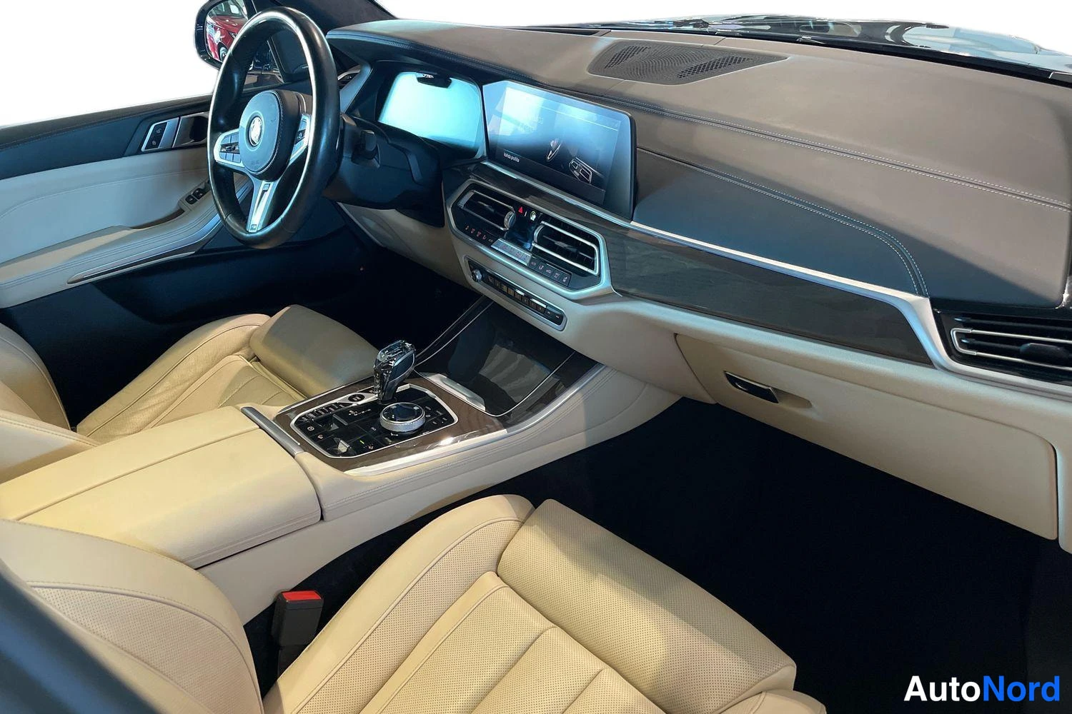 Sininen BMW X5 2021, ohjaamo, kuva 9