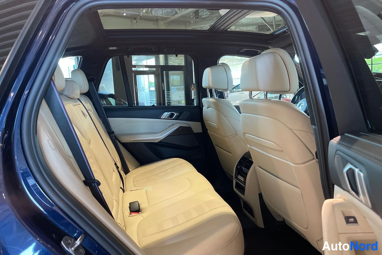 Sininen BMW X5 2021, takaistuimet, kuva 11