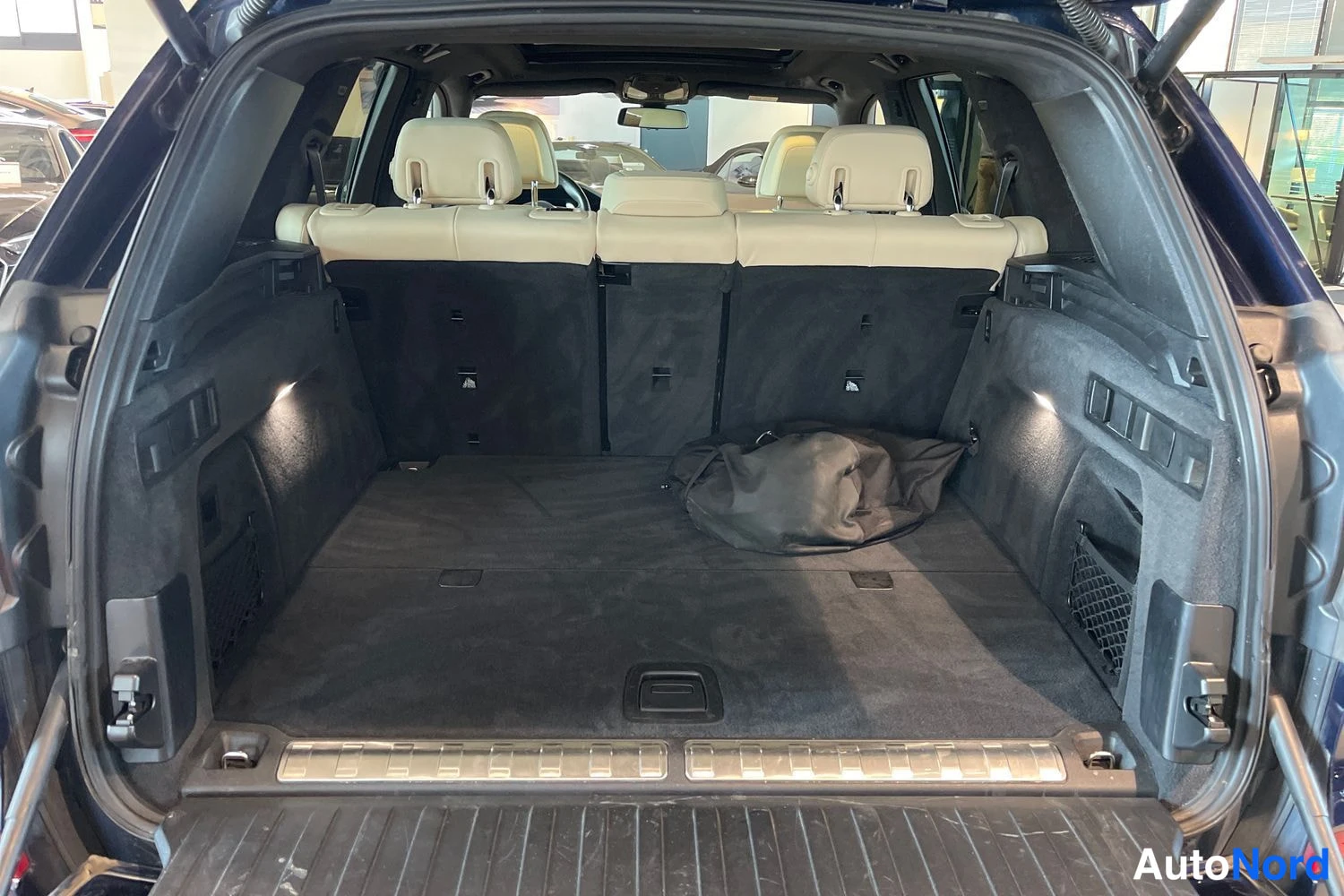 Sininen BMW X5 2021, tavaratila, kuva 12