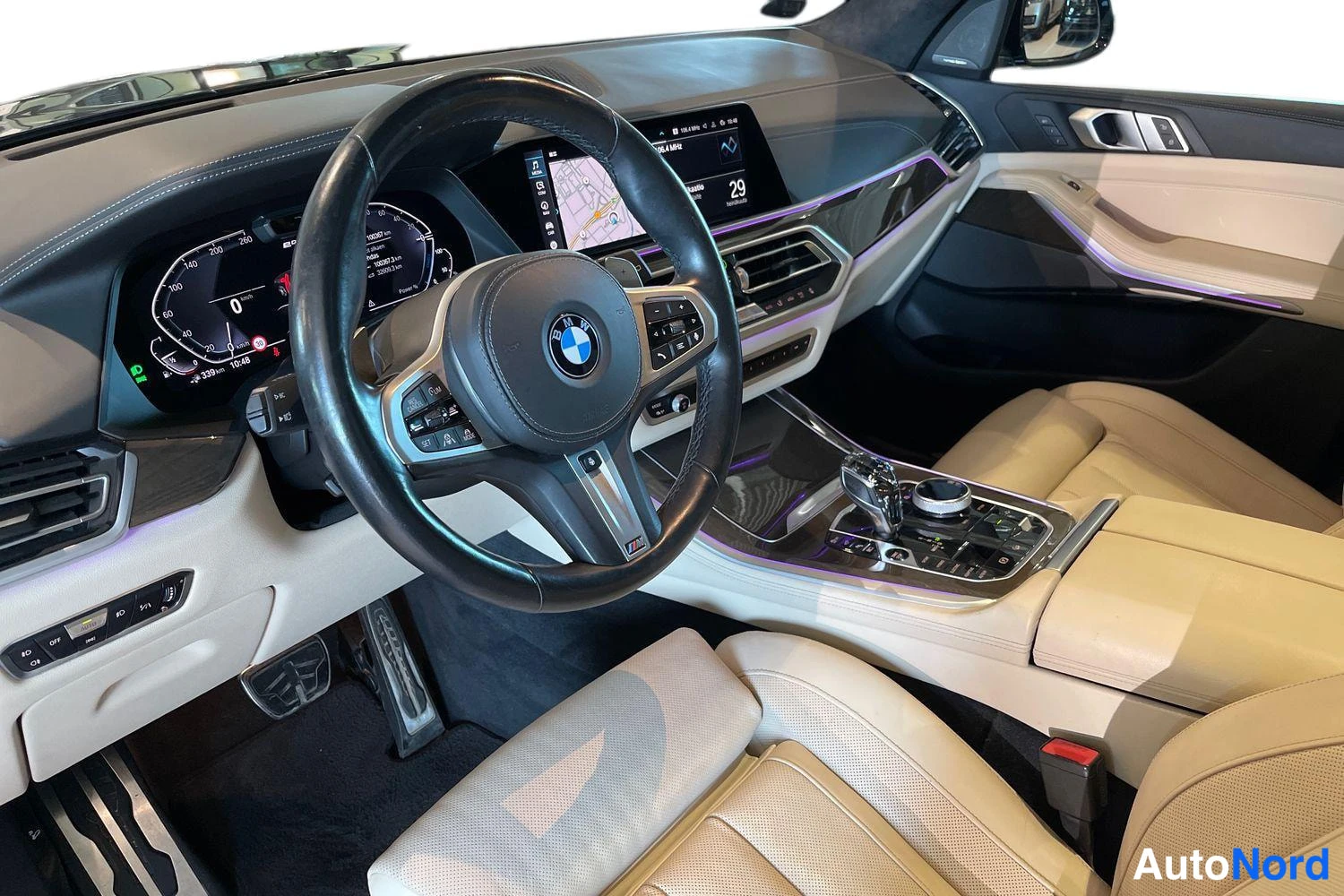 Sininen BMW X5 2021, ohjaamo, kuva 6