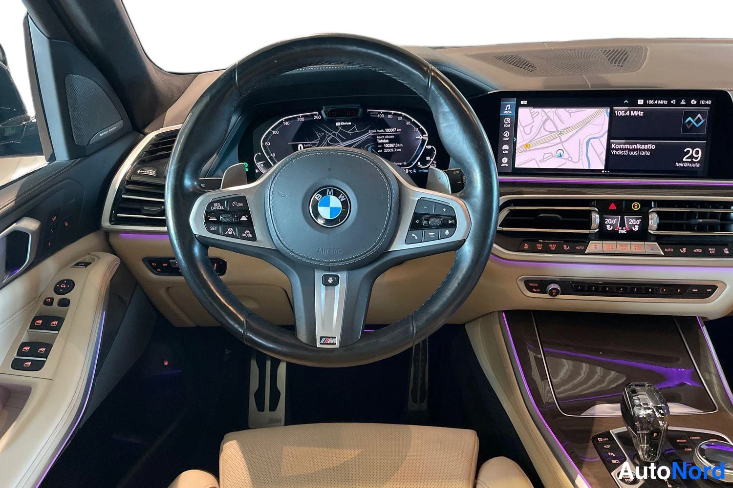 Sininen BMW X5 2021, ohjaamo, kuva 7