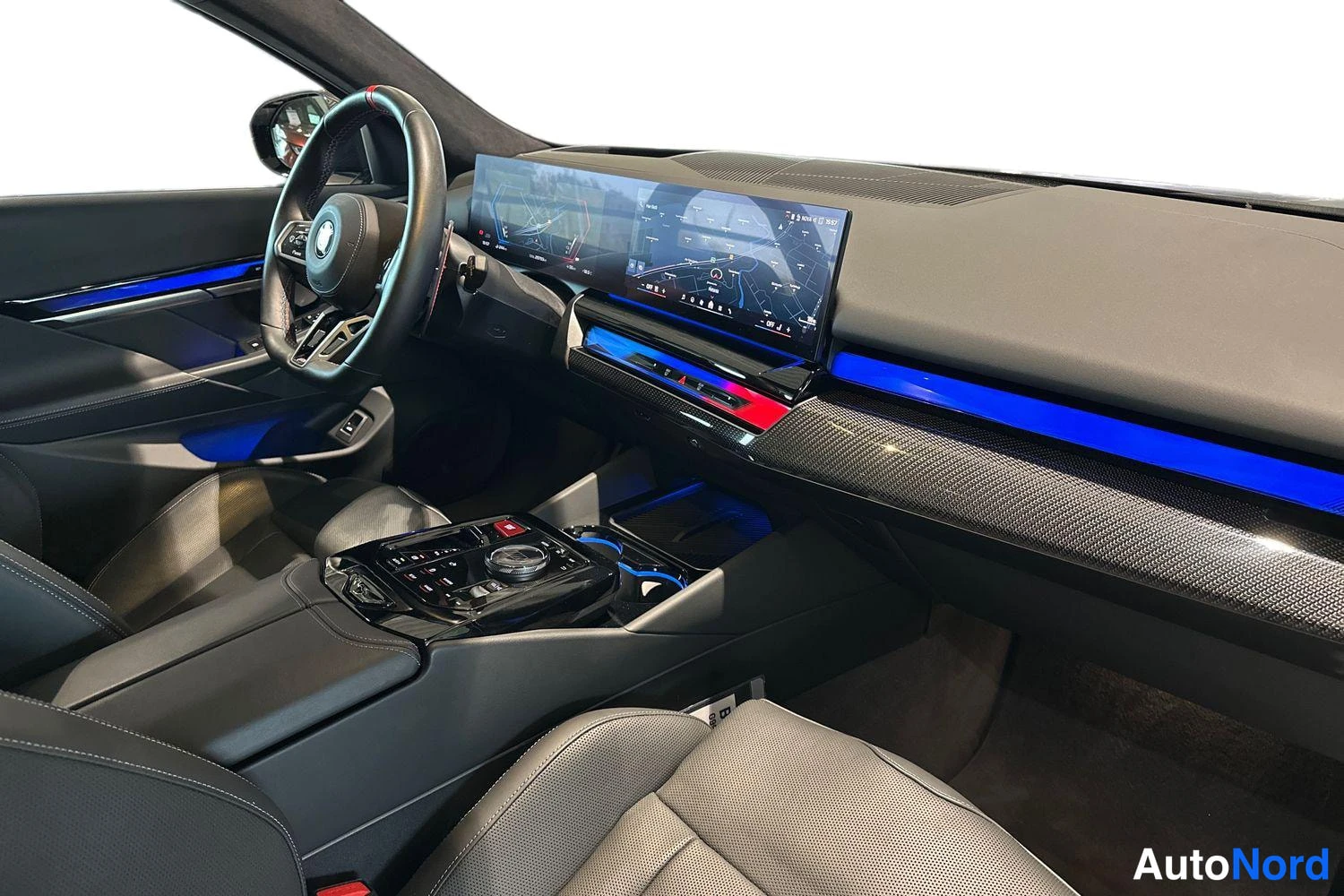 Harmaa BMW M5 2025, ohjaamo, kuva 9