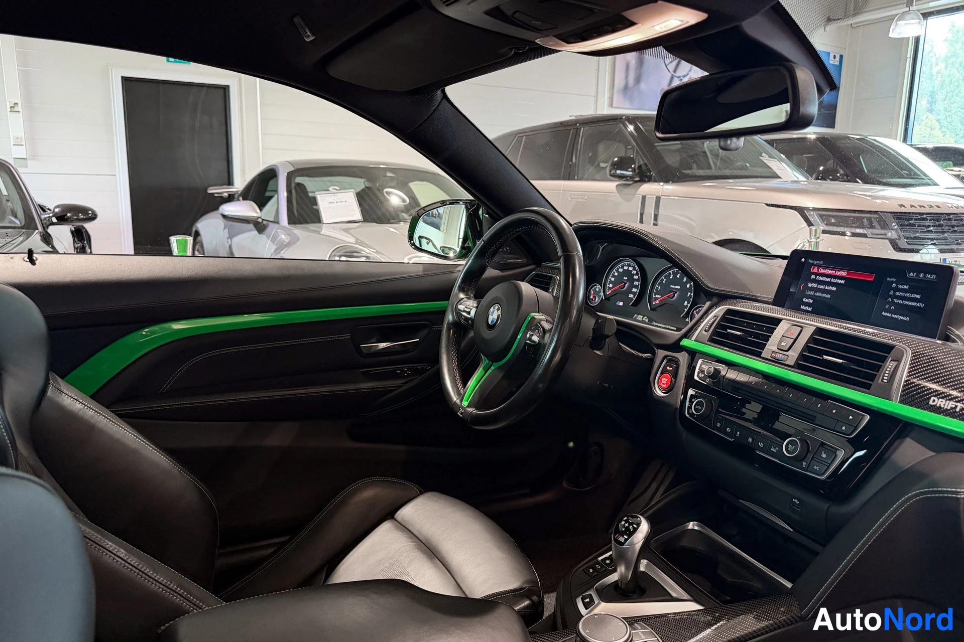 Vihreä BMW M4 2019, ohjaamo, kuva 14