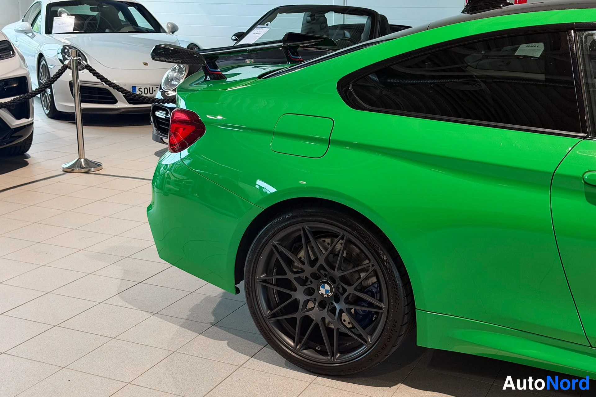 Vihreä BMW M4 2019, takaviisto, kuva 9