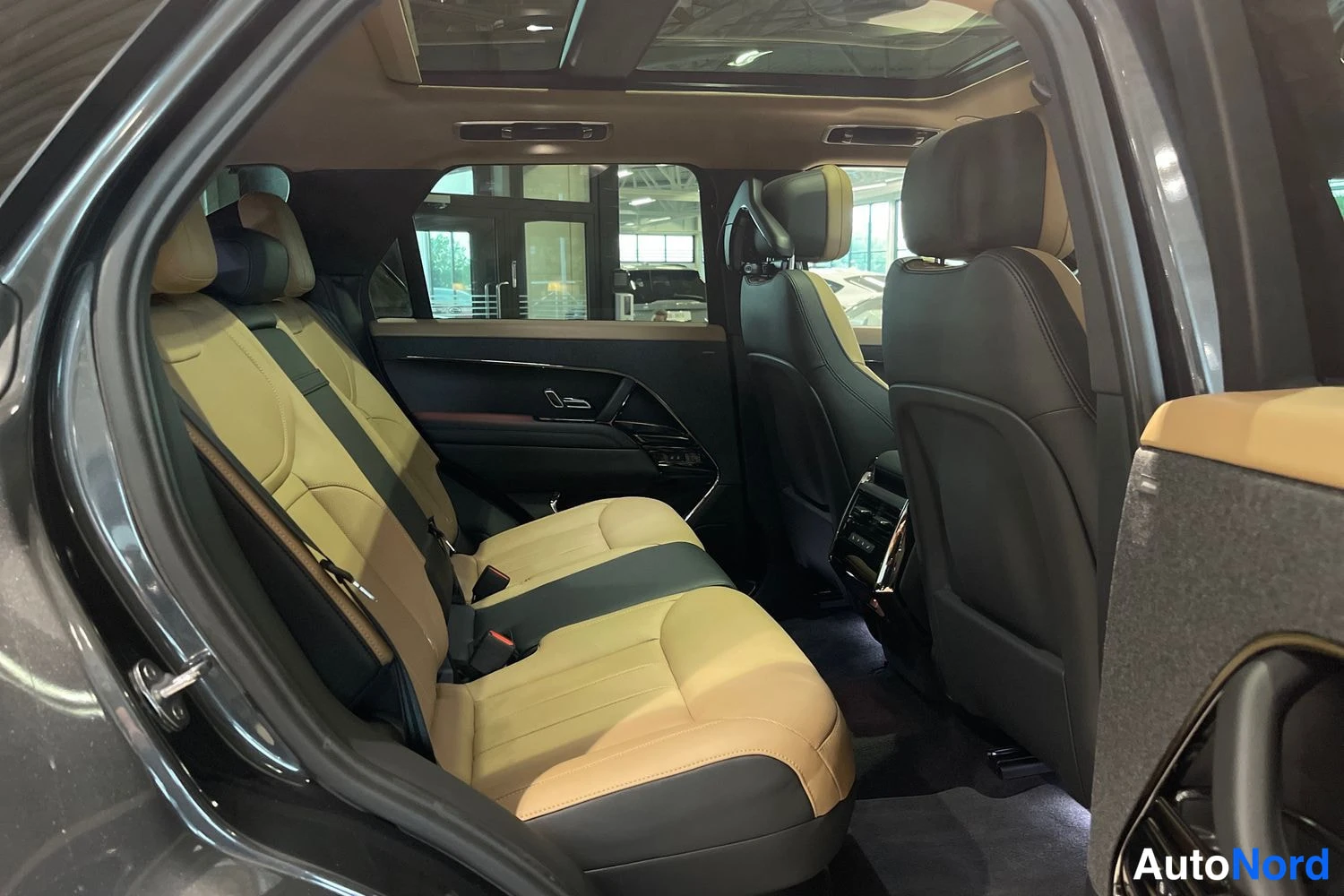 Harmaa Land Rover Range Rover 2023, takaistuimet, kuva 11