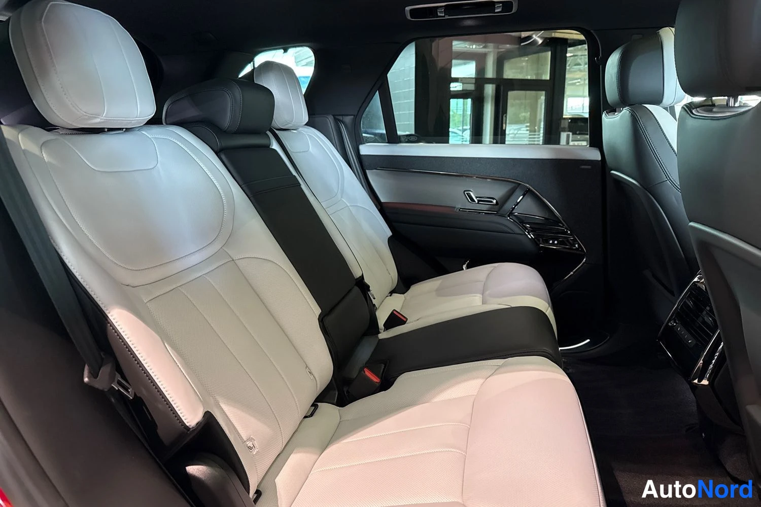 Punainen Rover Sport 2026, takaistuimet, kuva 11