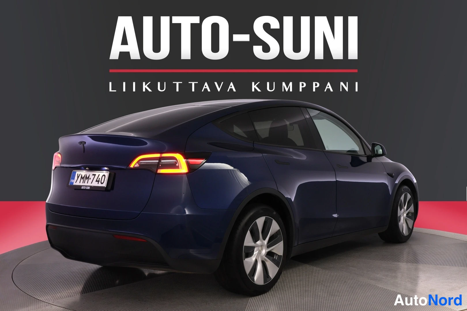 Sininen Tesla Model Y 2021, takaviisto, kuva 5