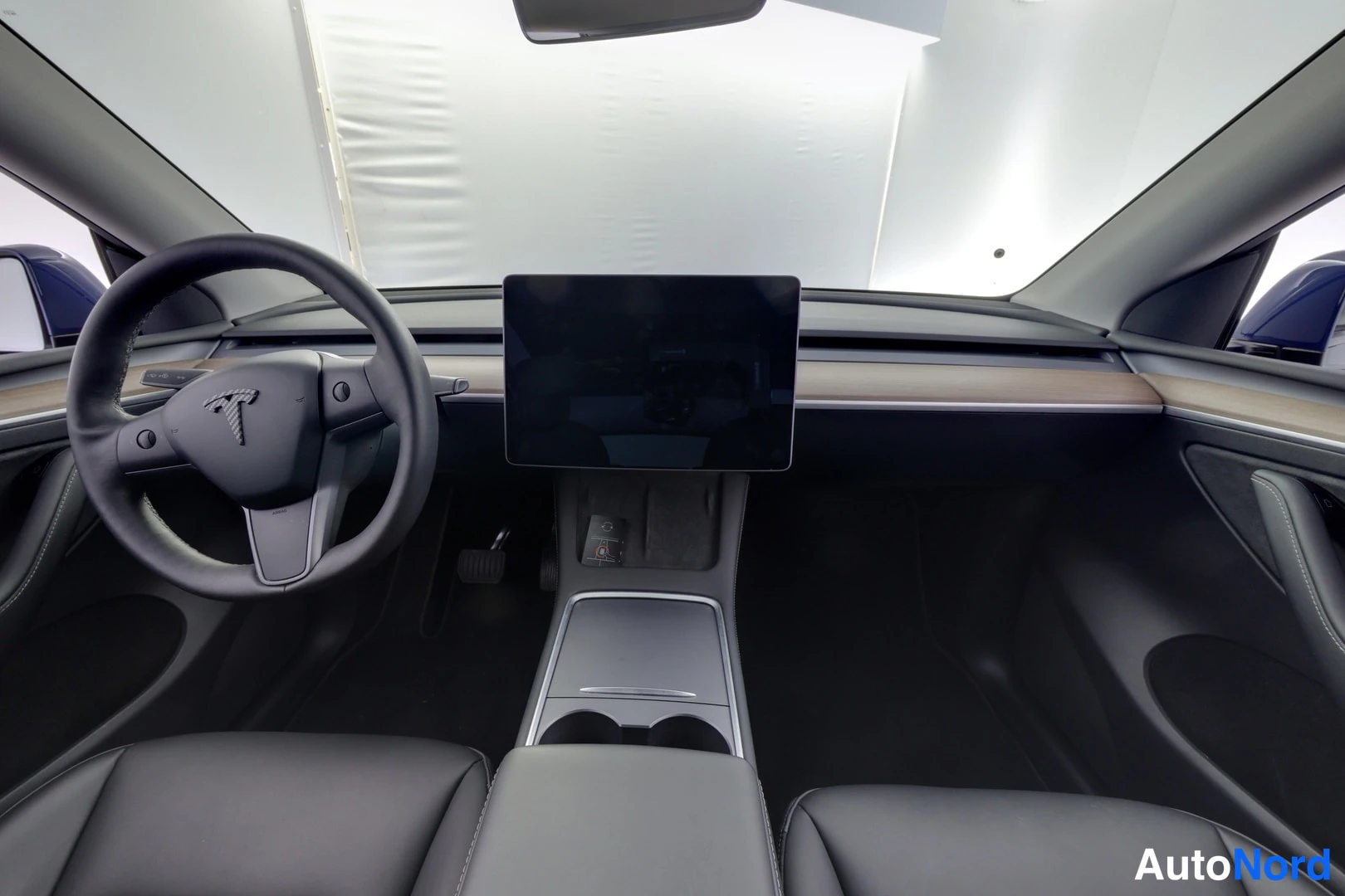Sininen Tesla Model Y 2021, ohjaamo, kuva 7