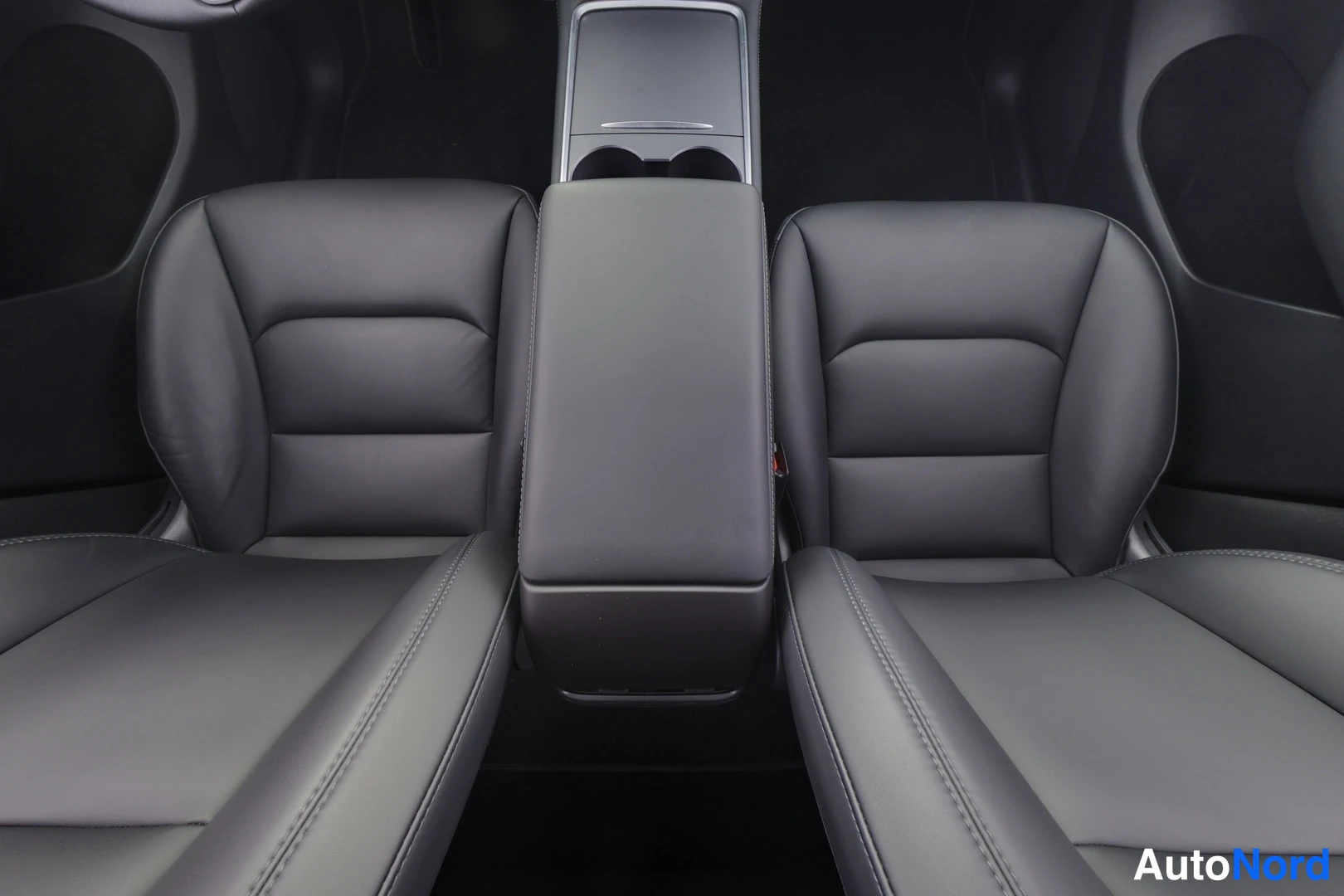 Sininen Tesla Model Y 2021, etuistuimet, kuva 8