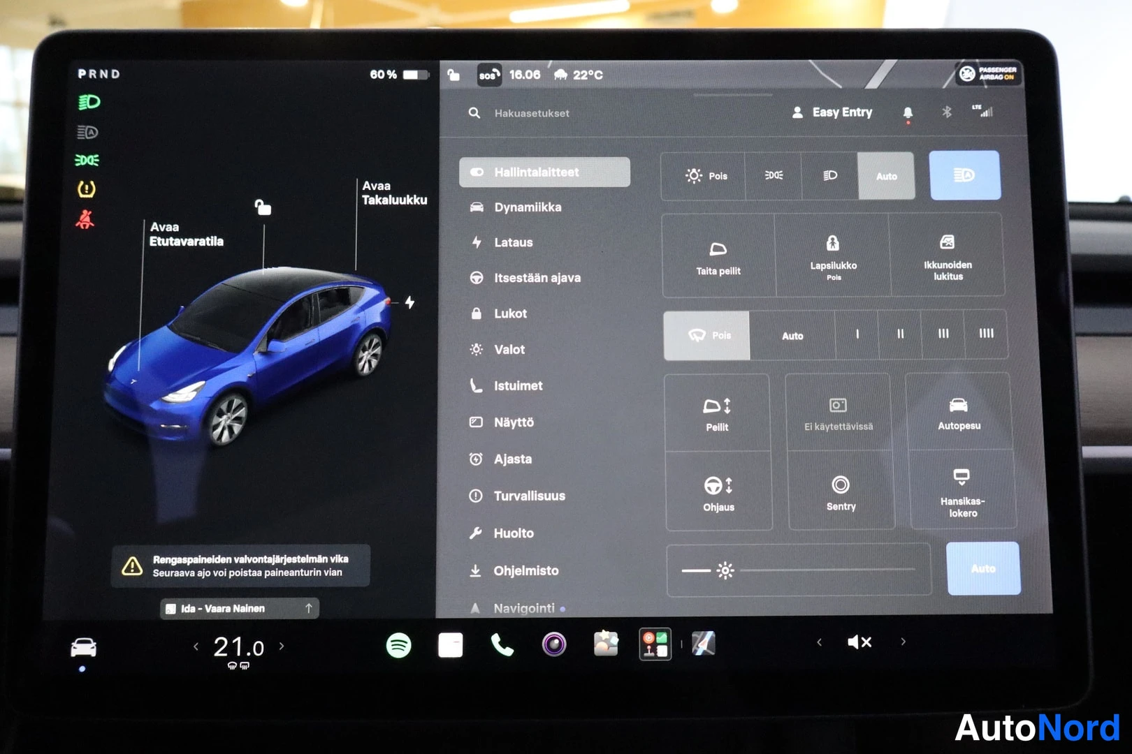 Sininen Tesla Model Y 2021, yksityiskohta, kuva 19