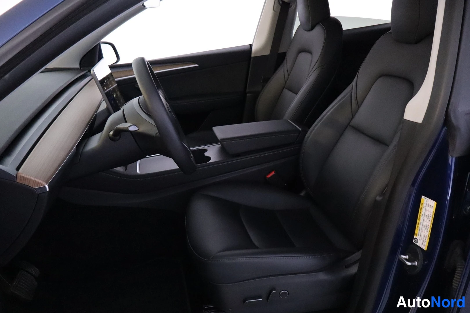 Sininen Tesla Model Y 2021, takaistuimet, kuva 11