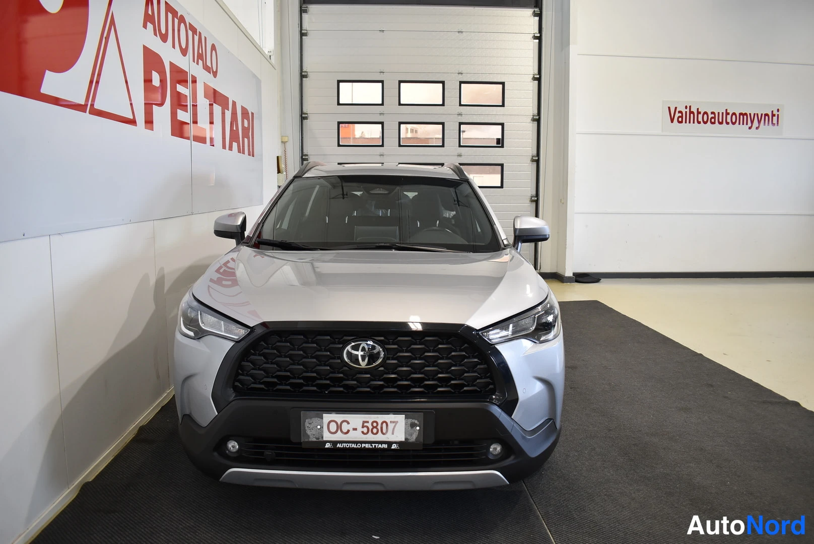 Harmaa Toyota Corolla Cross 2024, edestä, kuva 3