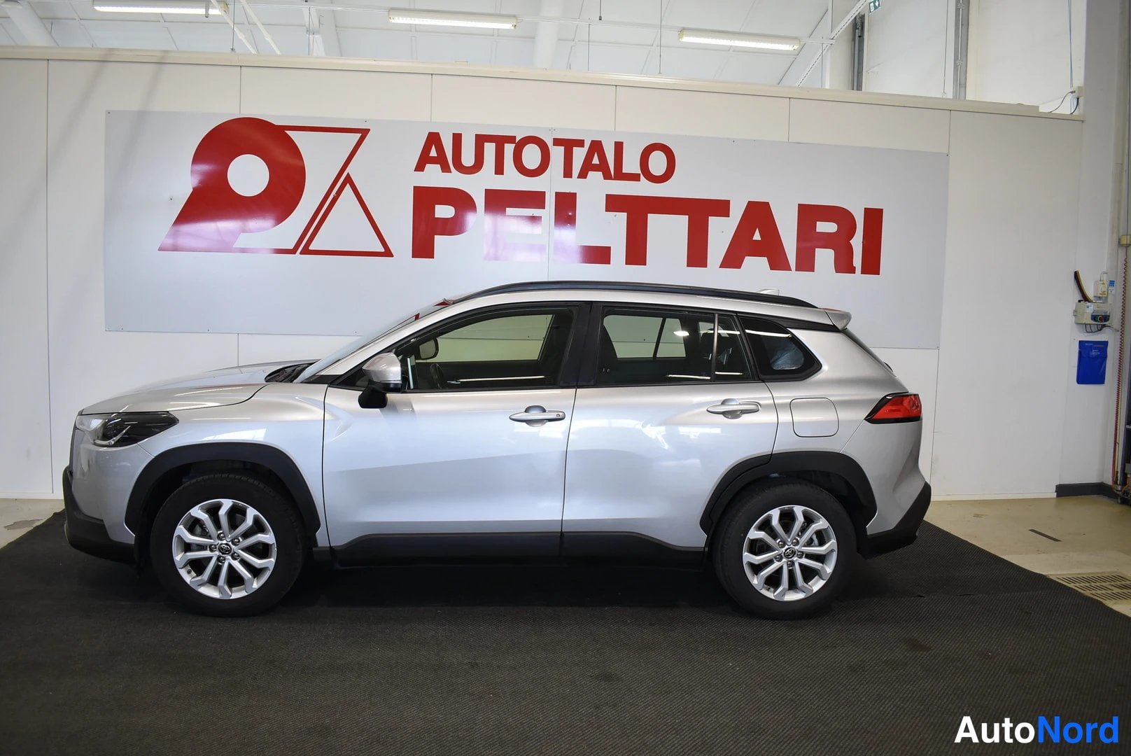 Harmaa Toyota Corolla Cross 2024, sivulta, kuva 4
