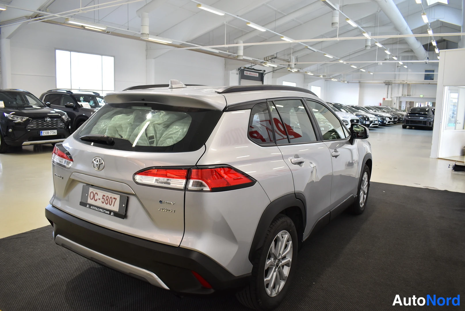 Harmaa Toyota Corolla Cross 2024, takaviisto, kuva 5