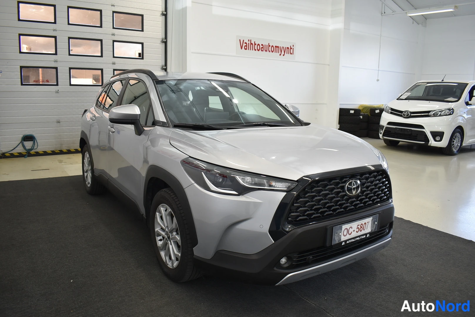 Harmaa Toyota Corolla Cross 2024, etuviisto, keula oikealle, kuva 2