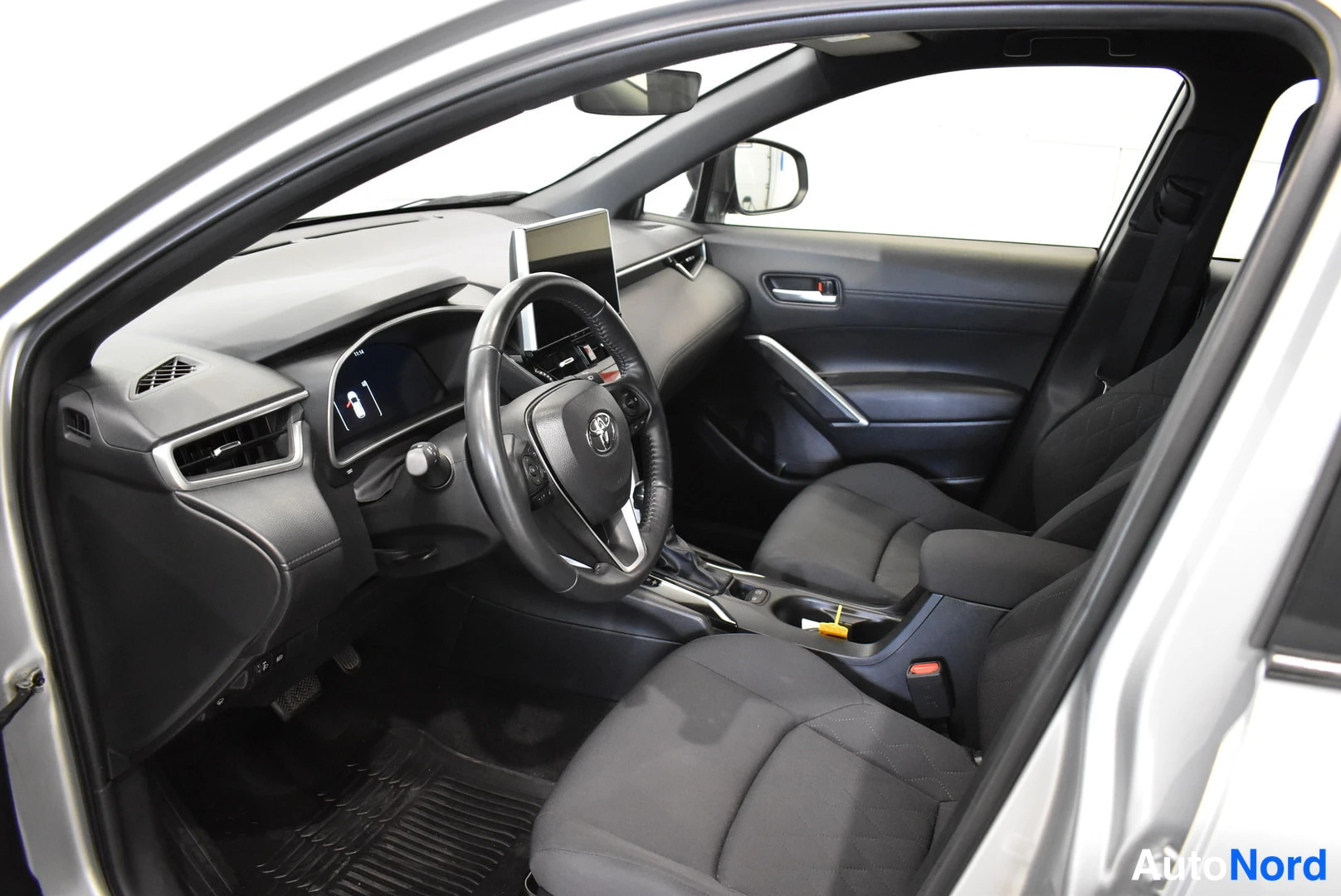 Harmaa Toyota Corolla Cross 2024, ohjaamo, kuva 8