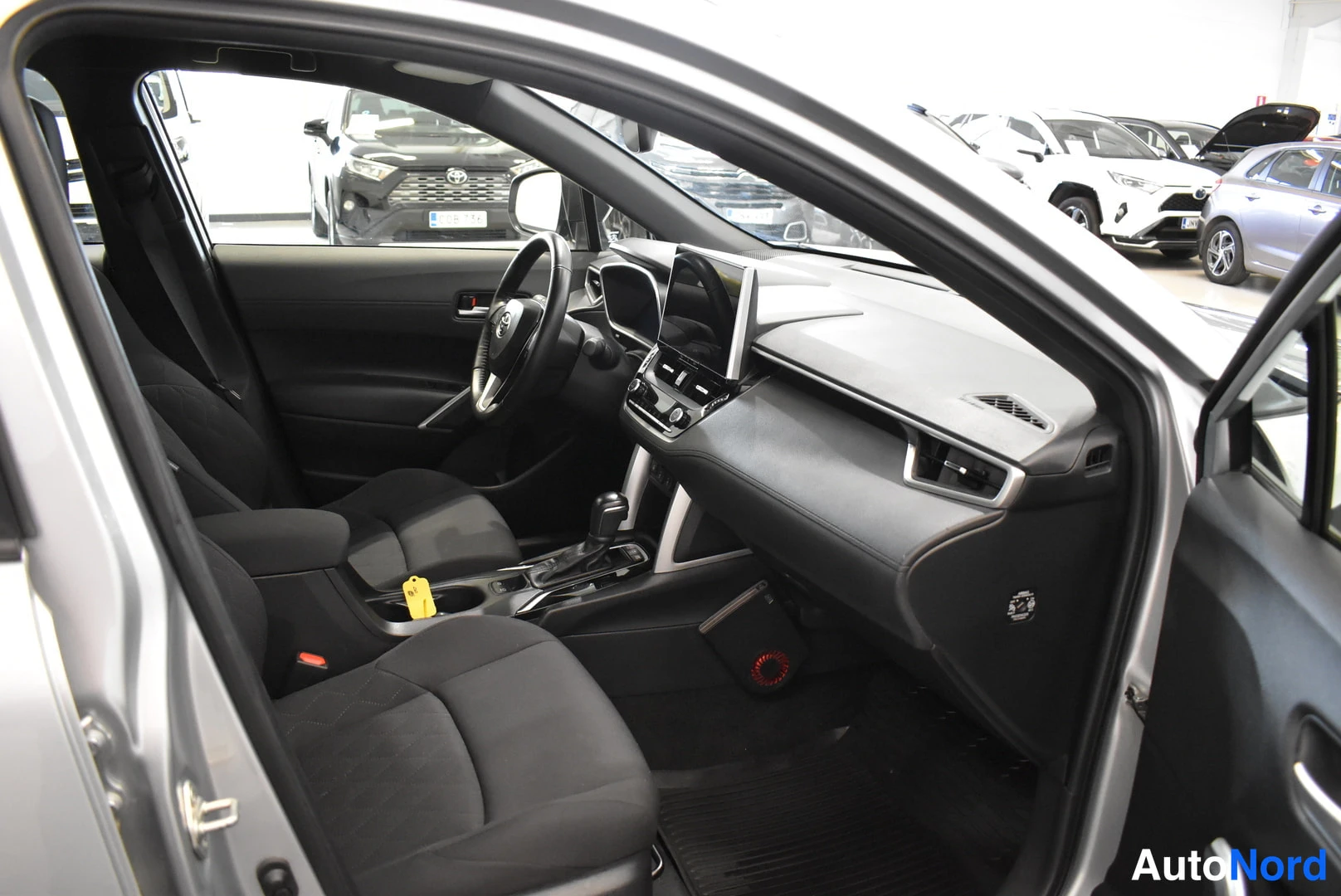Harmaa Toyota Corolla Cross 2024, ohjaamo, kuva 9