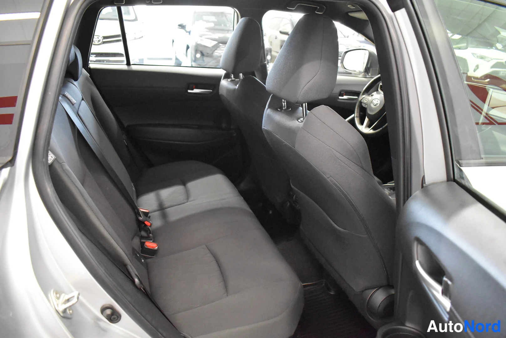 Harmaa Toyota Corolla Cross 2024, takaistuimet, kuva 10