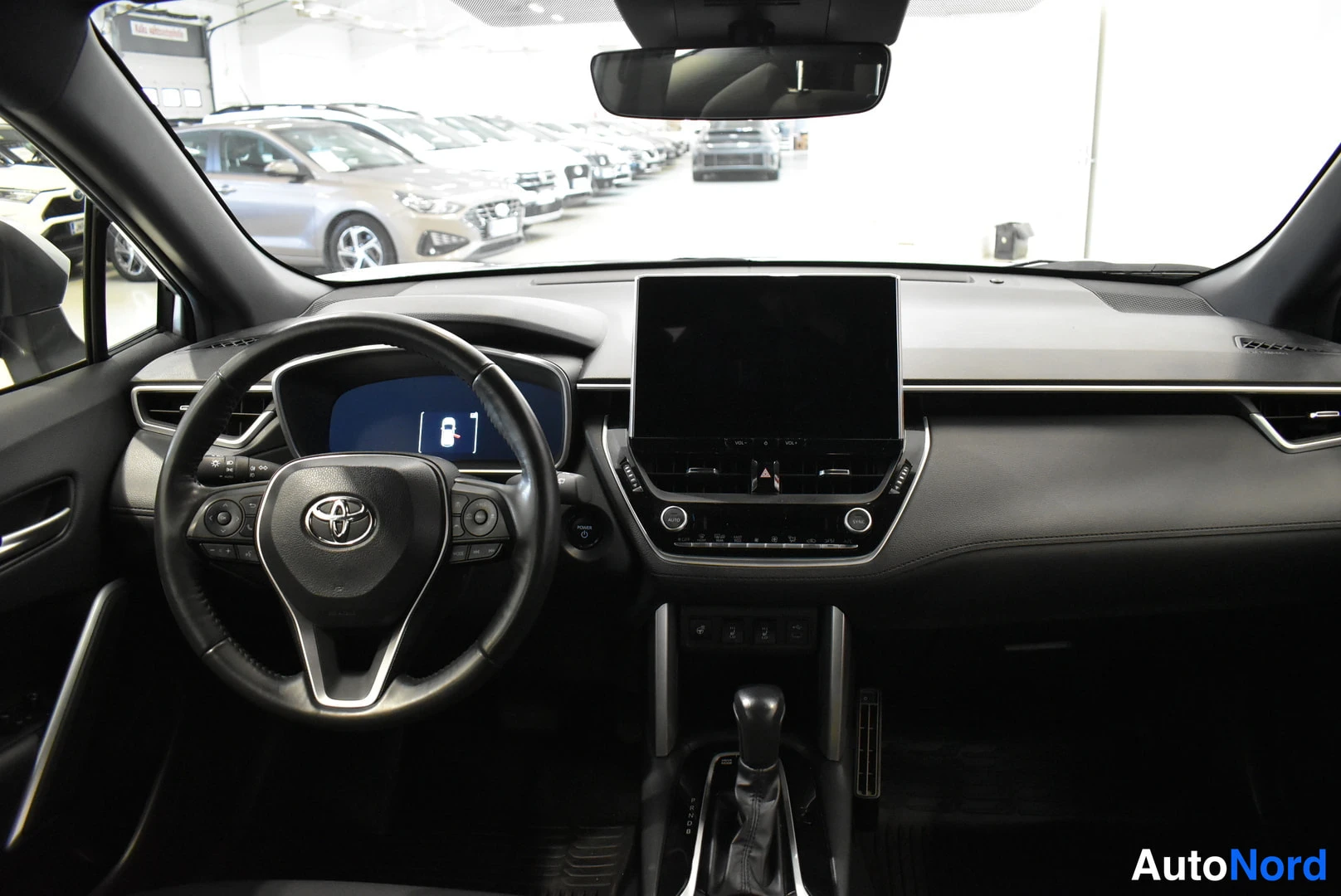 Harmaa Toyota Corolla Cross 2024, ohjaamo, kuva 7