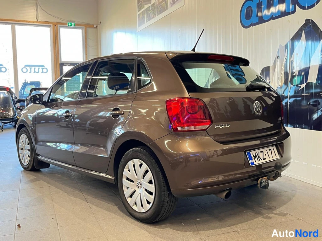 Ruskea Volkswagen Polo 2012, takaviisto, kuva 6
