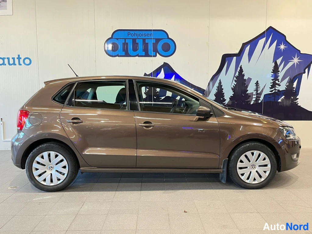 Ruskea Volkswagen Polo 2012, etuviisto, keula oikealle, kuva 2