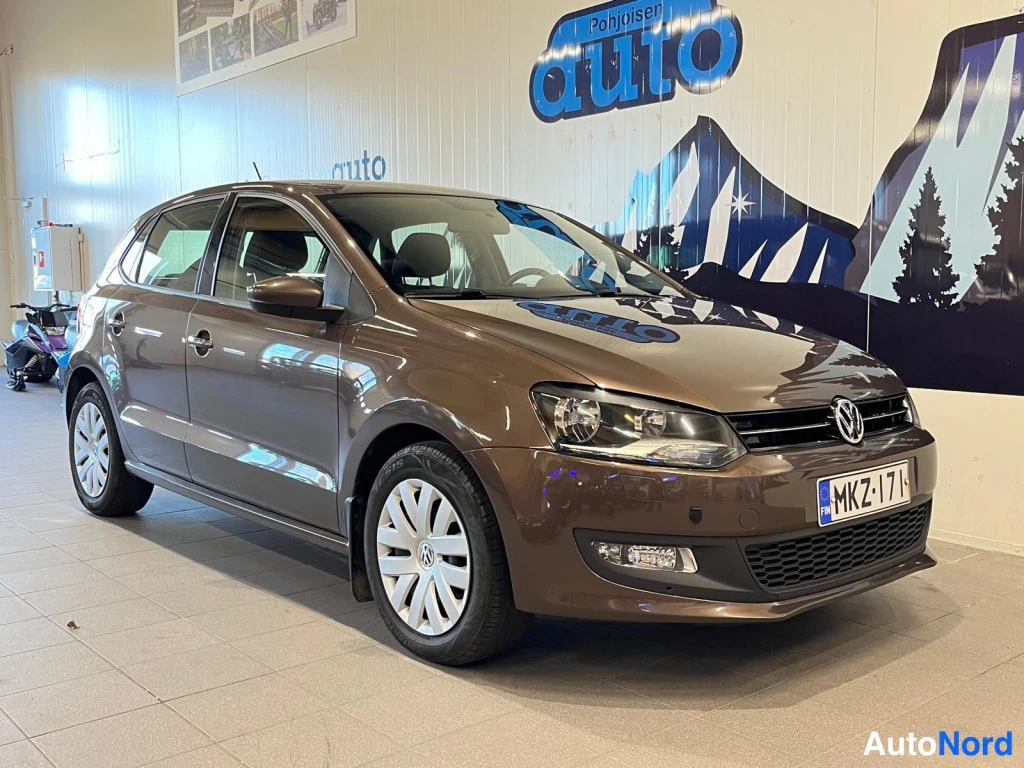 Ruskea Volkswagen Polo 2012, etuviisto, keula oikealle, kuva 3