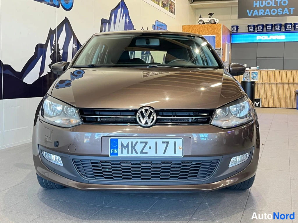 Ruskea Volkswagen Polo 2012, edestä, kuva 4
