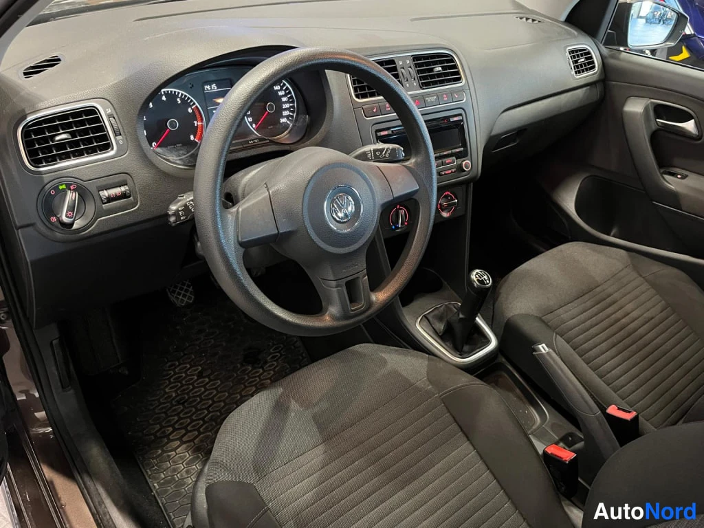 Ruskea Volkswagen Polo 2012, ohjaamo, kuva 9