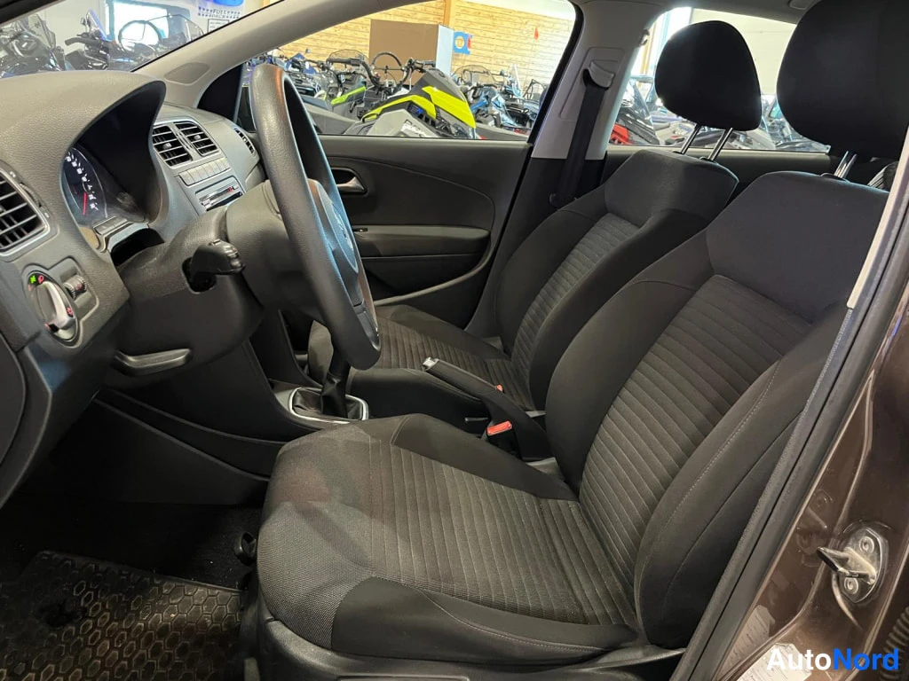 Ruskea Volkswagen Polo 2012, etuistuimet, kuva 10