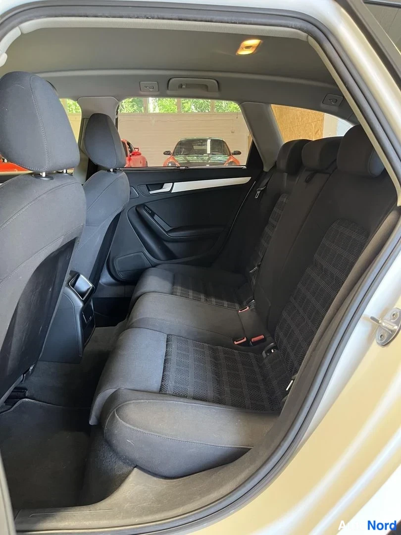 Valkoinen Audi A4 2012, takaistuimet, kuva 12