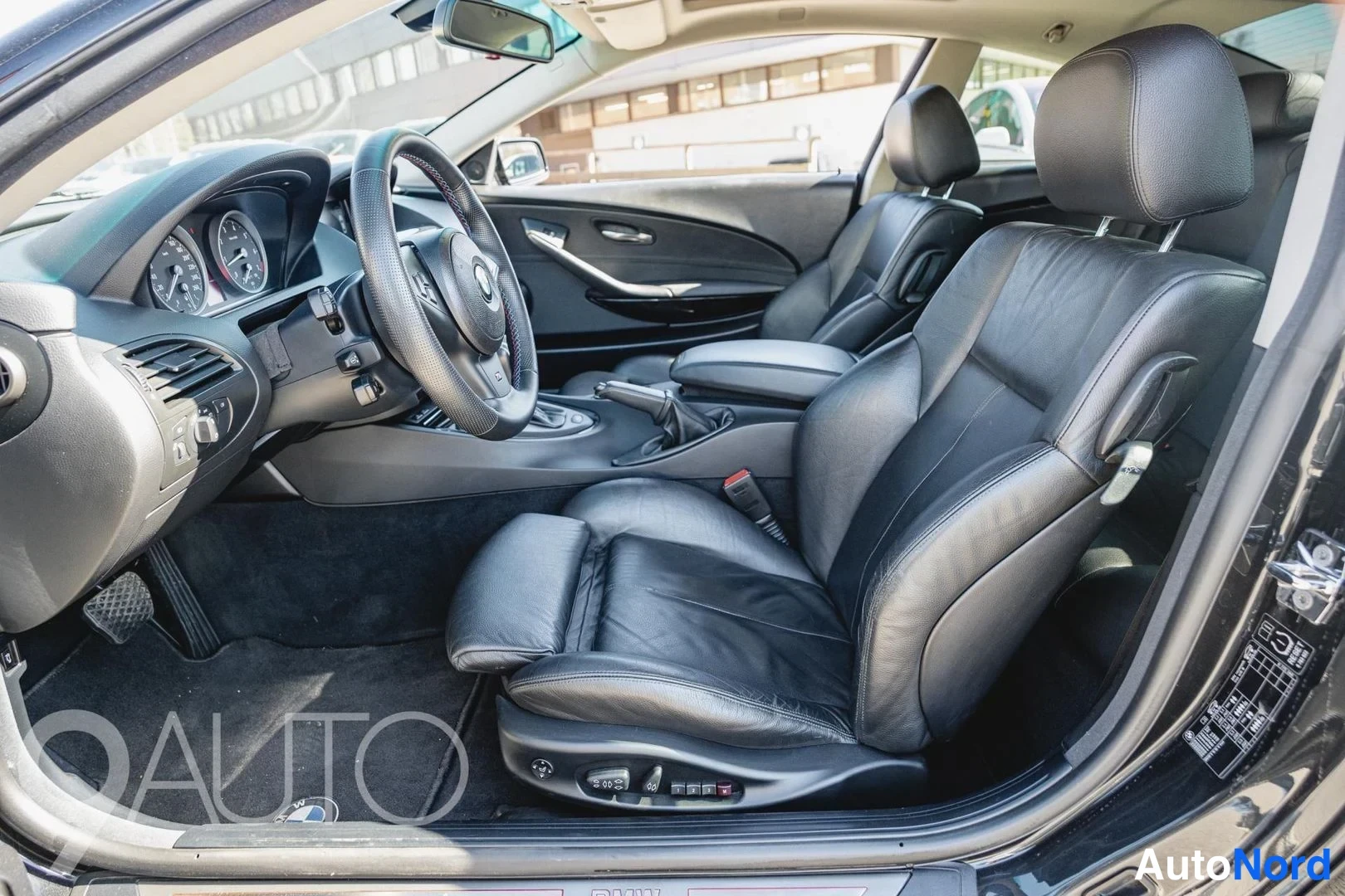 Musta BMW 650i 2007, etuistuimet, kuva 15