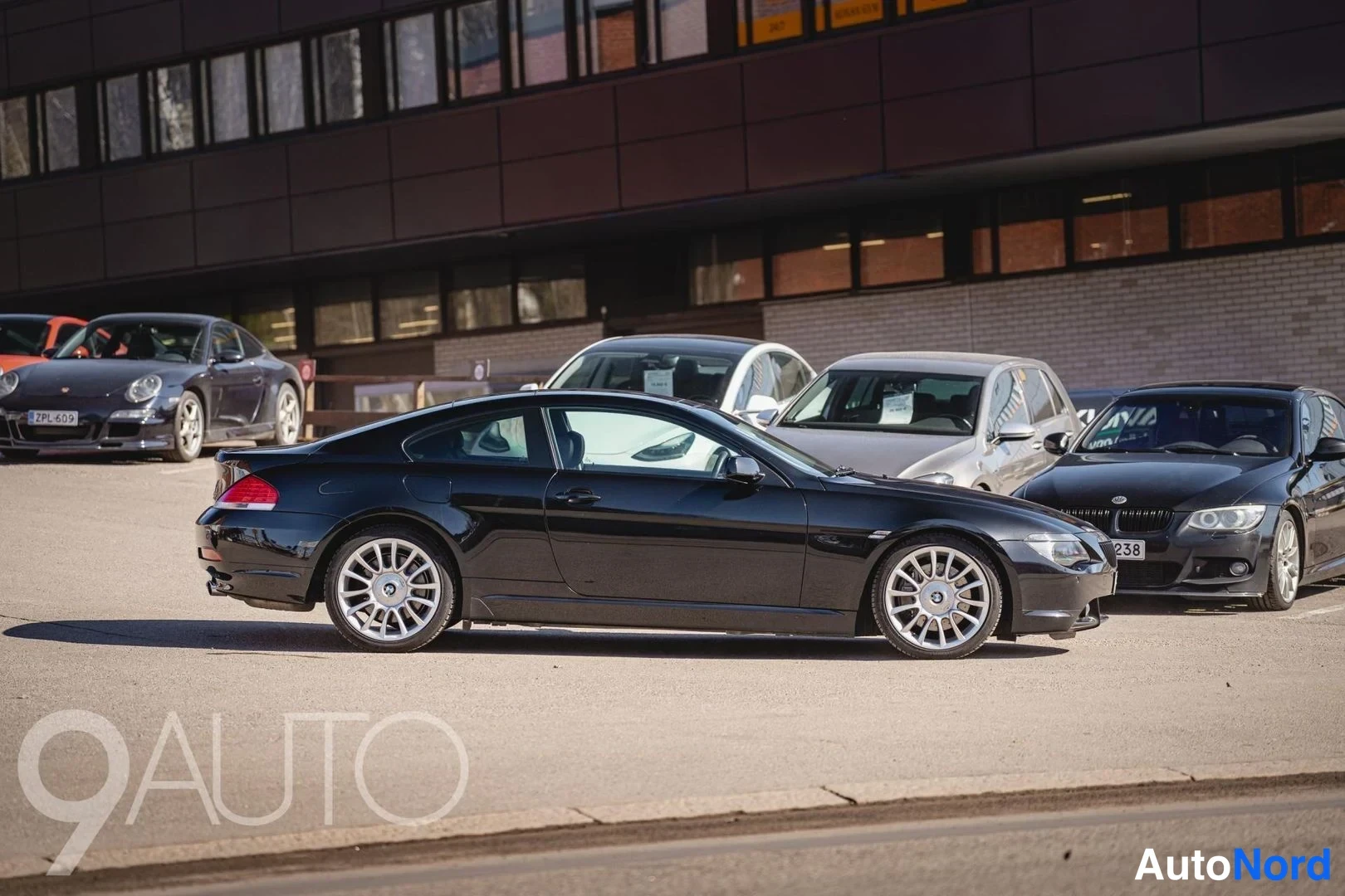 Musta BMW 650i 2007, etuviisto, keula oikealle, kuva 4