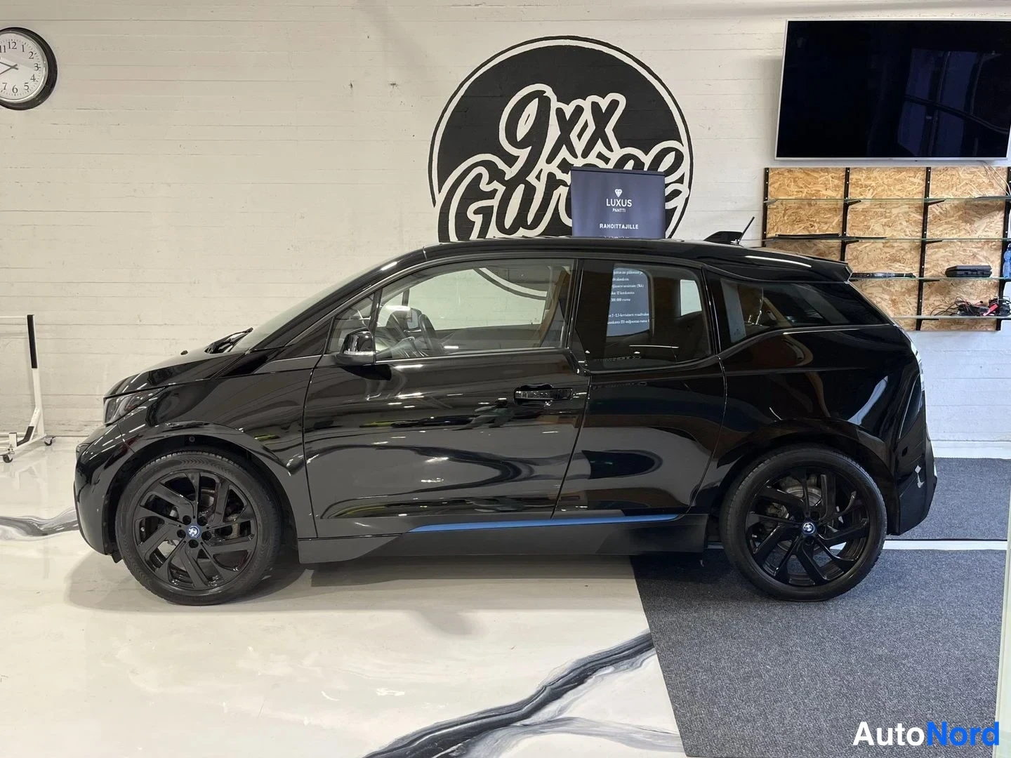 Musta BMW i3 2016, sivulta, kuva 5