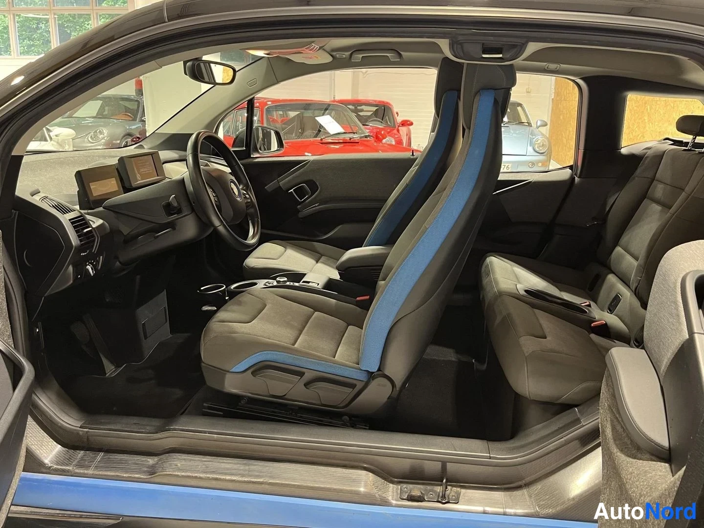 Musta BMW i3 2016, ohjaamo, kuva 10